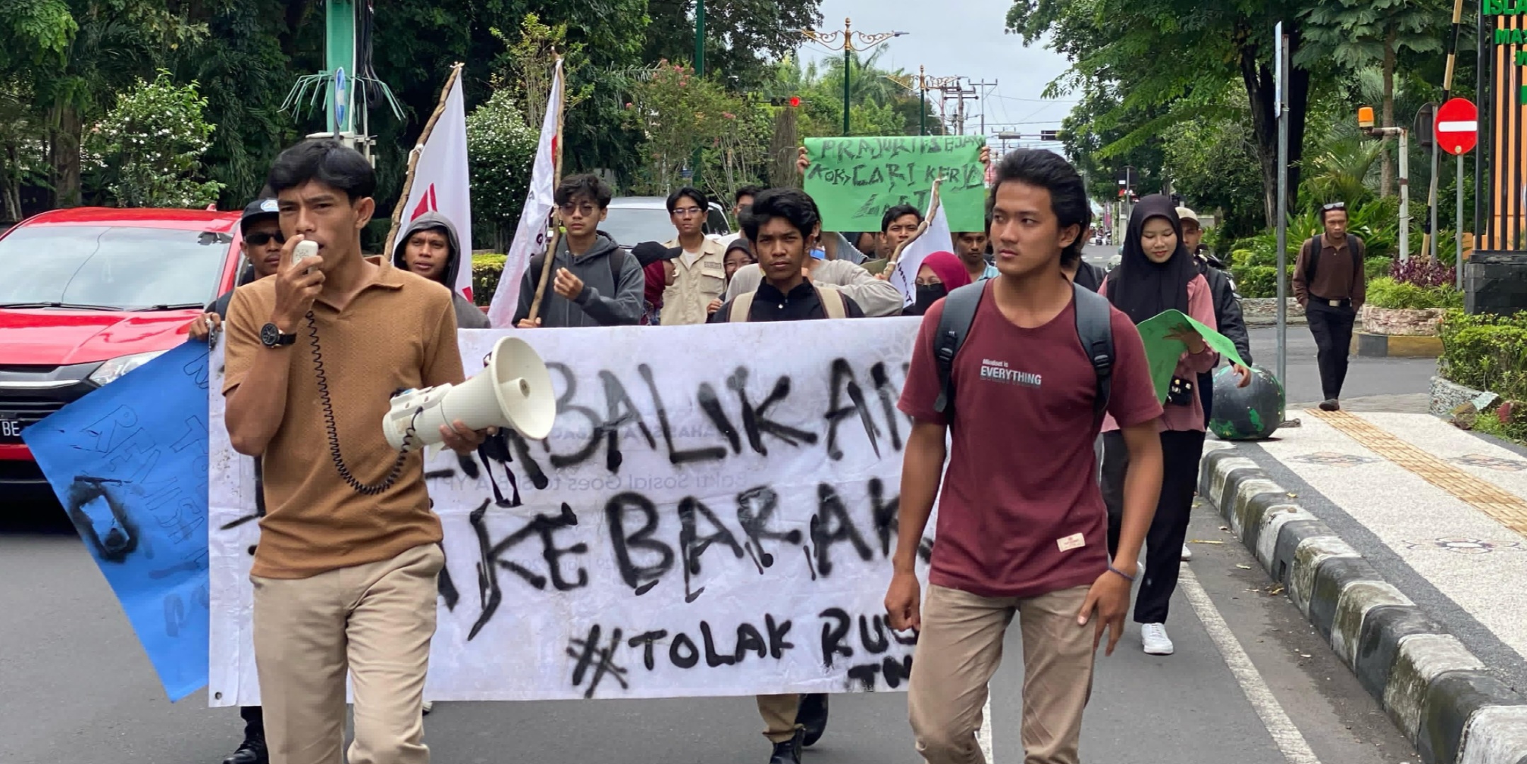 Massa FMN Cabang Mataram Gelar Aksi Tolak RUU TNI di Depan Gedung DPRD NTB