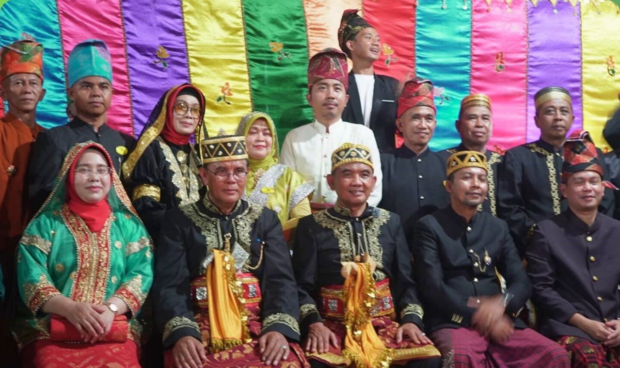 Bupati Jarot Lantik Pengurus LATS Kecamatan se-Kabupaten Sumbawa, Perkuat Peran Adat dalam Pembangunan Daerah